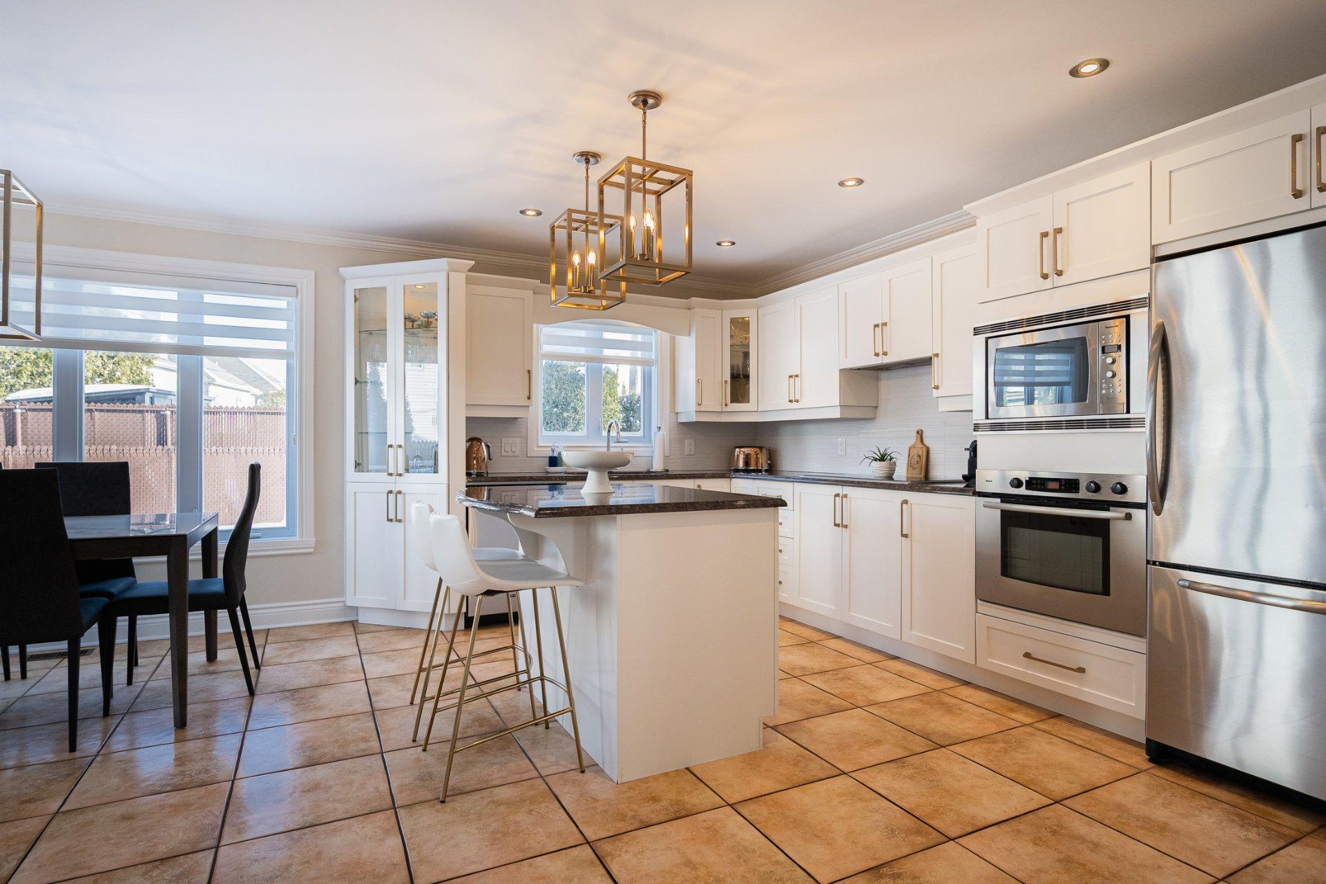 









2491


Rue Dalbis

,
Laval (Chomedey),




QC
H7T2Z9

