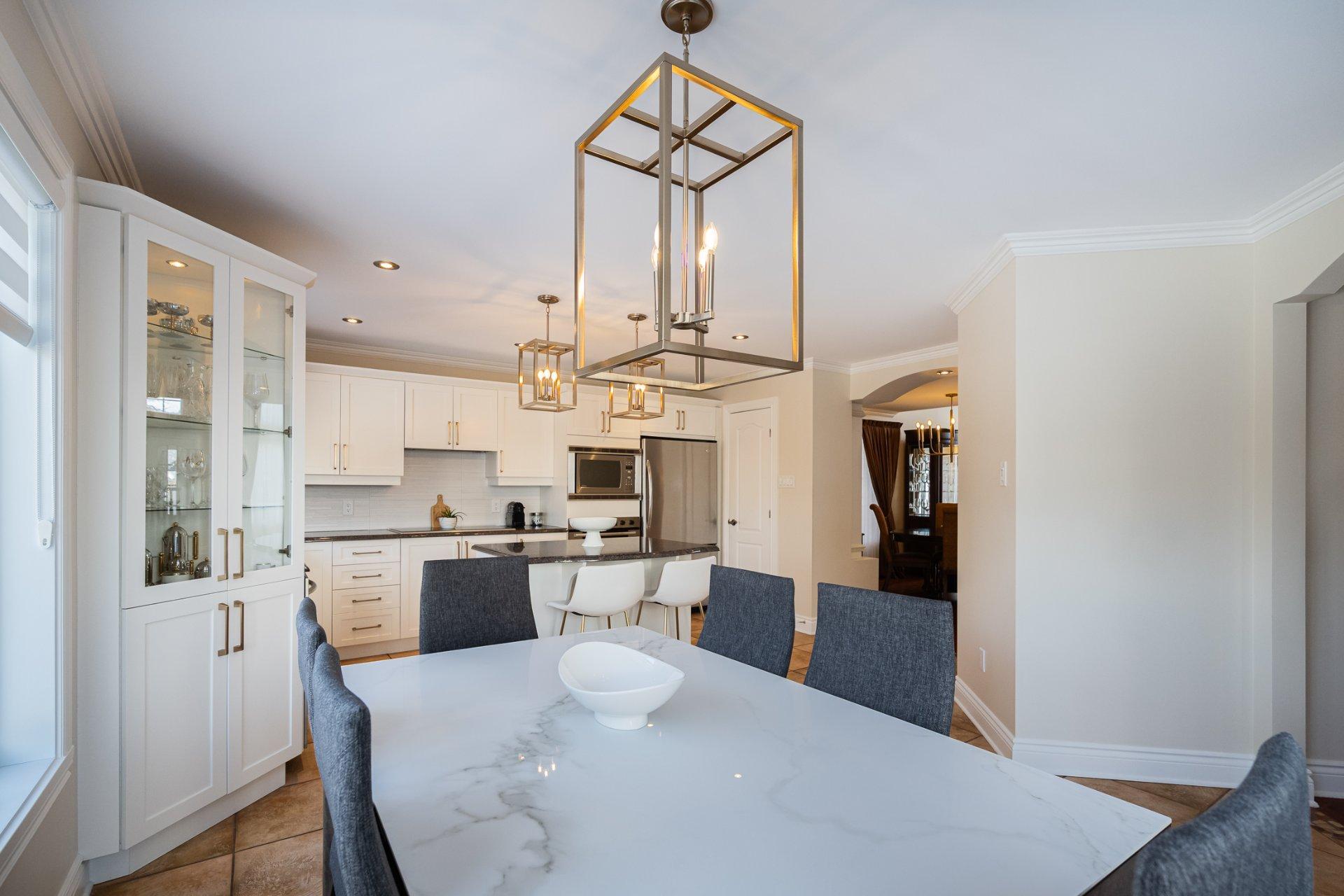 









2491


Rue Dalbis

,
Laval (Chomedey),




QC
H7T2Z9

