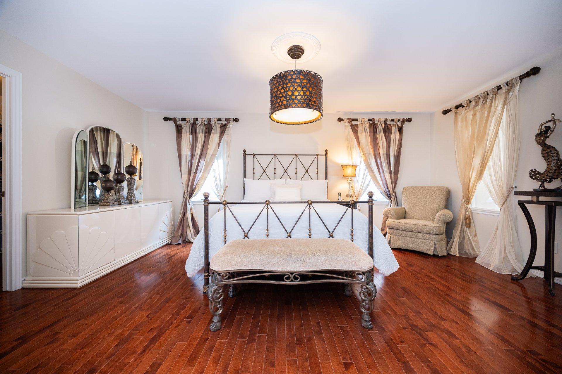 









2491


Rue Dalbis

,
Laval (Chomedey),




QC
H7T2Z9

