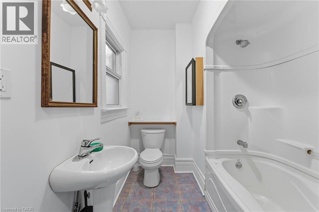 












8 TASKER Street

,
St. Catharines,




Ontario
L2R3Z8

