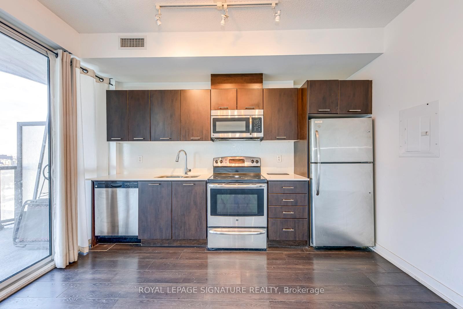 









20


Bruyeres

Mews, 1901,
Toronto,




ON
M5V 0G8

