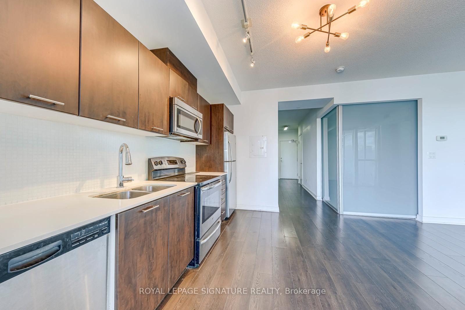 









20


Bruyeres

Mews, 1901,
Toronto,




ON
M5V 0G8

