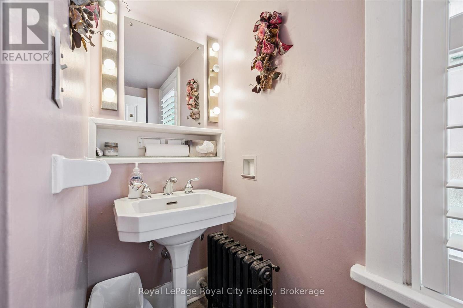 












143 NORFOLK STREET

,
Guelph (Downtown),




Ontario
N1H4J7

