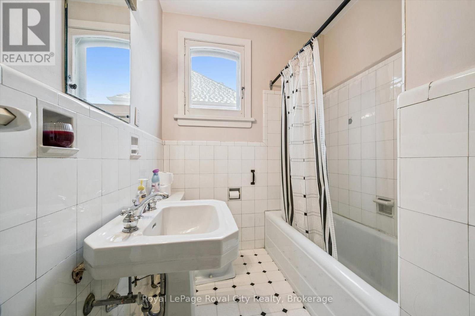 












143 NORFOLK STREET

,
Guelph (Downtown),




Ontario
N1H4J7

