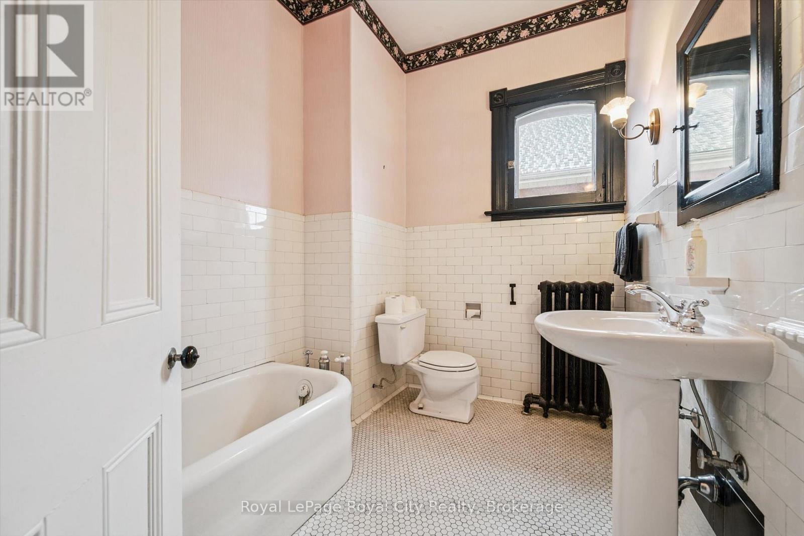 












143 NORFOLK STREET

,
Guelph (Downtown),




Ontario
N1H4J7

