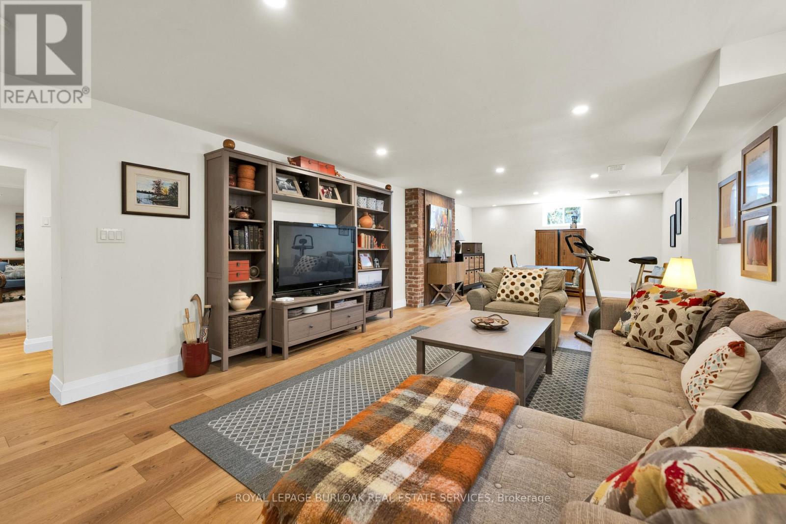 












912 BOOTHMAN AVENUE

,
Burlington,




Ontario
L7T1P4

