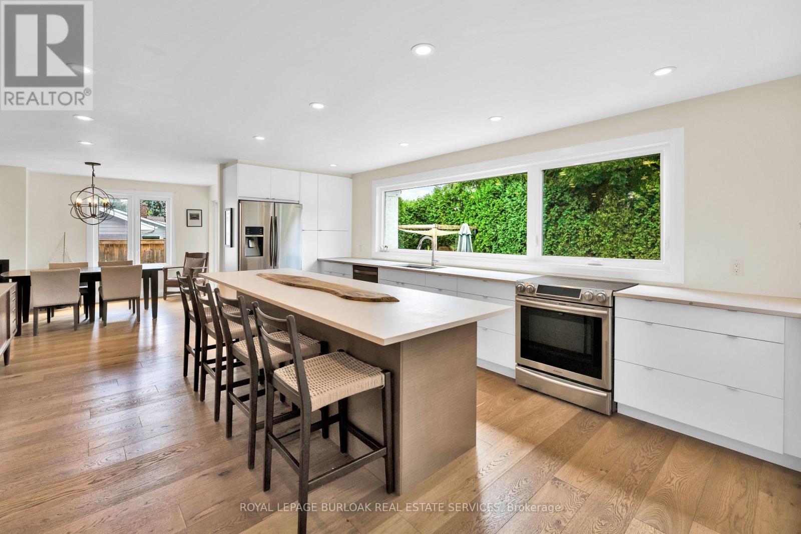 












912 BOOTHMAN AVENUE

,
Burlington,




Ontario
L7T1P4

