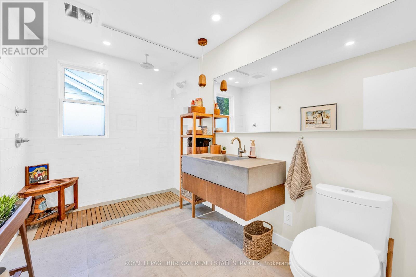 












912 BOOTHMAN AVENUE

,
Burlington,




Ontario
L7T1P4

