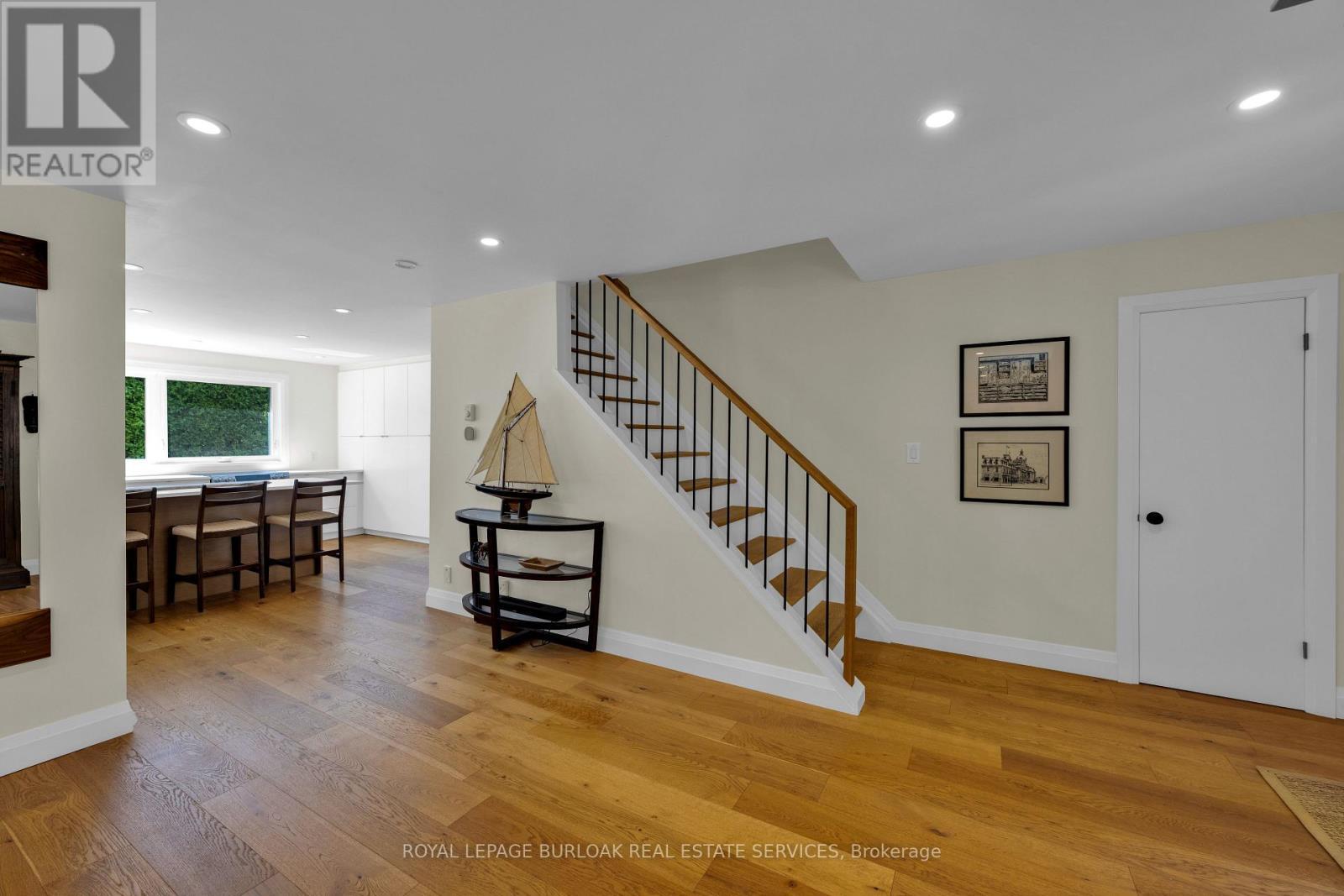 












912 BOOTHMAN AVENUE

,
Burlington,




Ontario
L7T1P4

