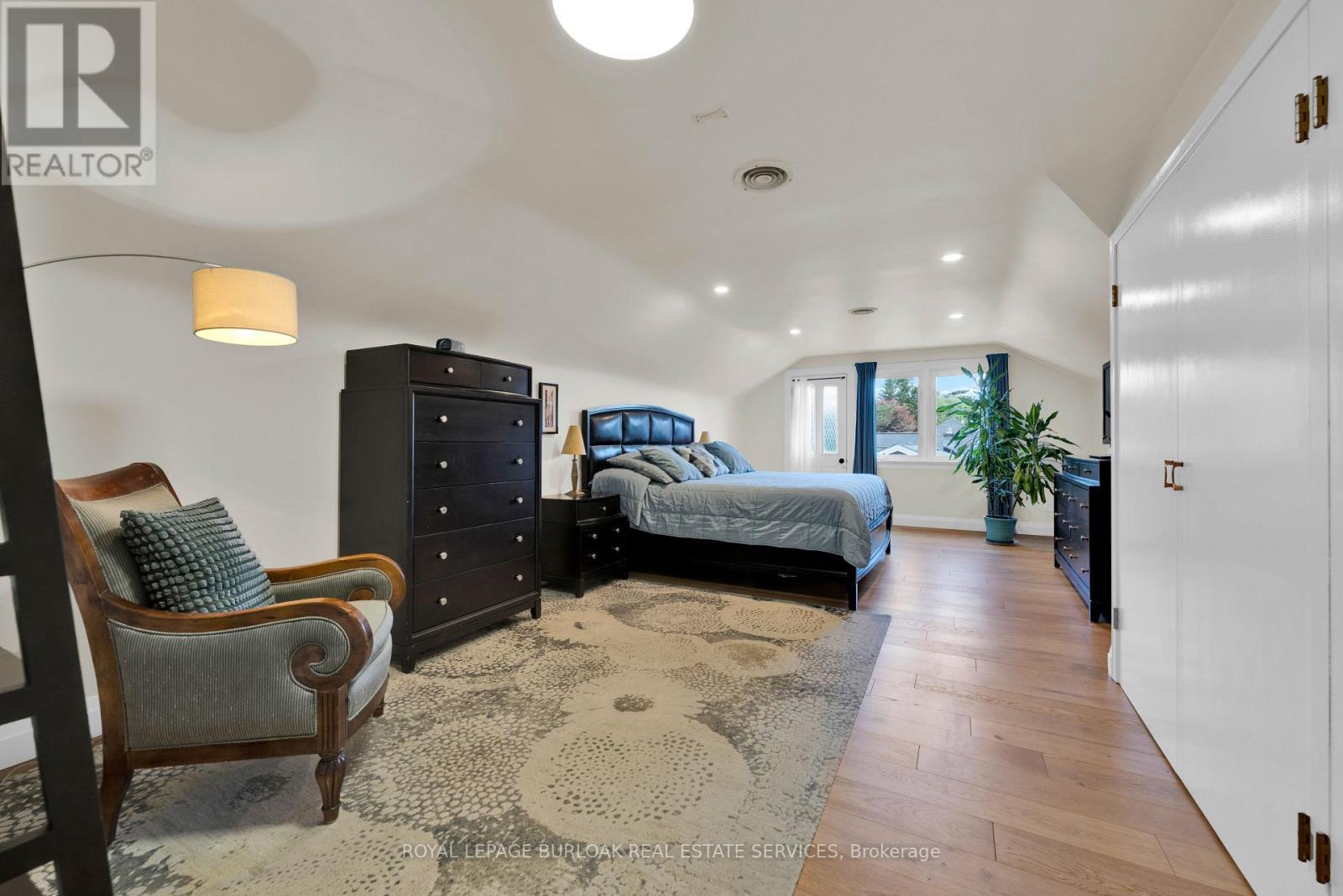 












912 BOOTHMAN AVENUE

,
Burlington,




Ontario
L7T1P4

