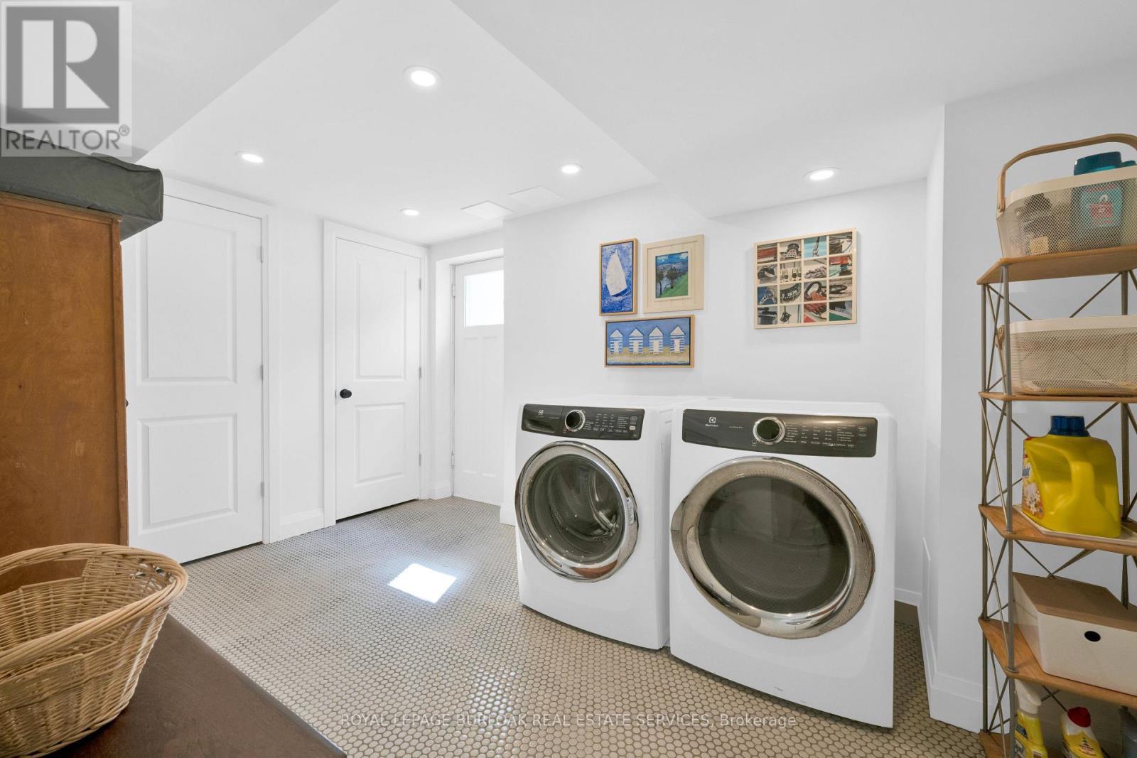 












912 BOOTHMAN AVENUE

,
Burlington,




Ontario
L7T1P4

