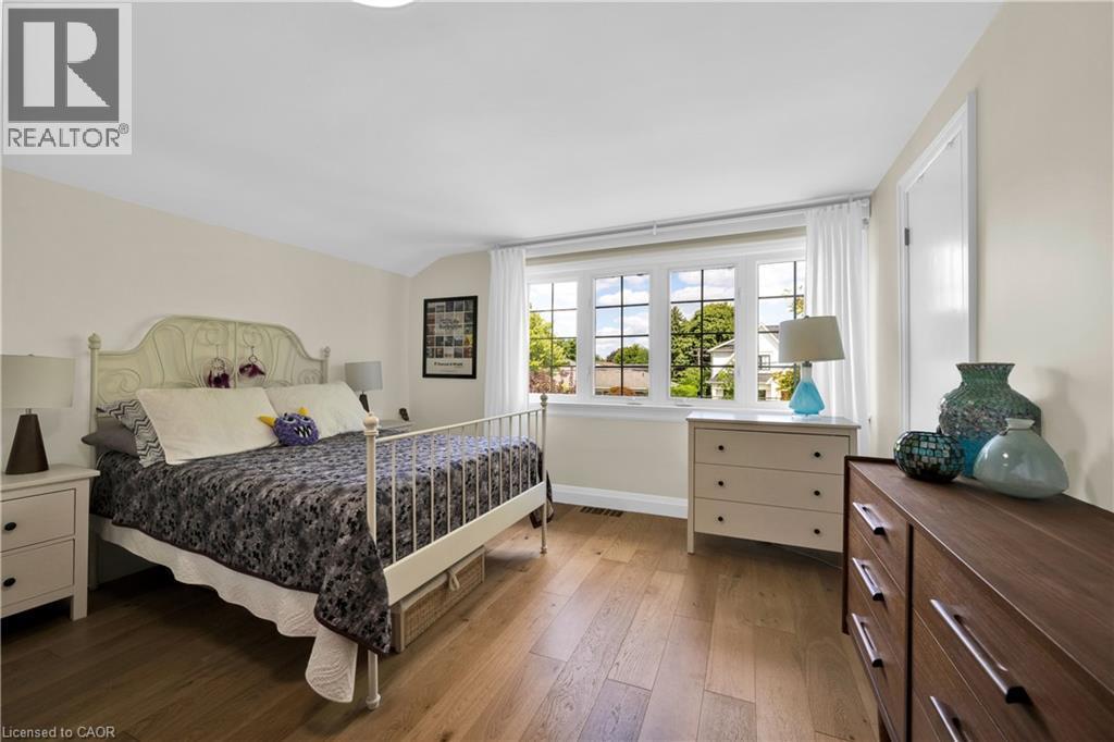 












912 BOOTHMAN Avenue

,
Burlington,




Ontario
L7T1P4

