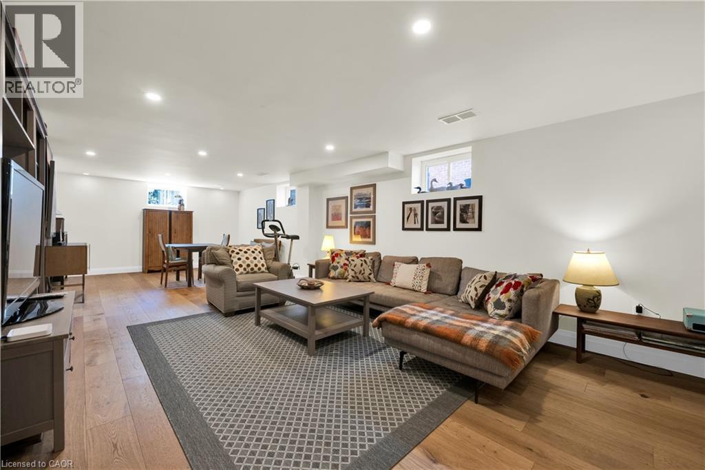 












912 BOOTHMAN Avenue

,
Burlington,




Ontario
L7T1P4

