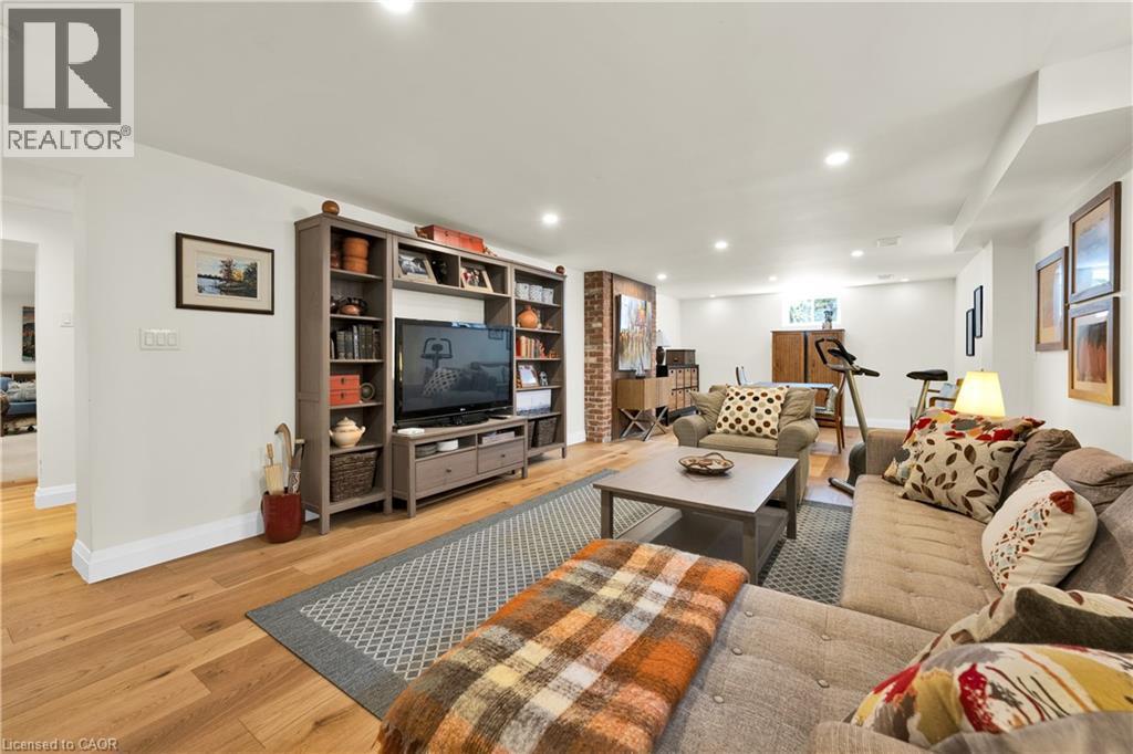 












912 BOOTHMAN Avenue

,
Burlington,




Ontario
L7T1P4

