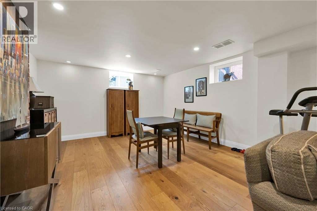 












912 BOOTHMAN Avenue

,
Burlington,




Ontario
L7T1P4

