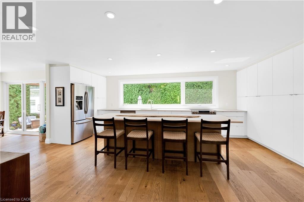 












912 BOOTHMAN Avenue

,
Burlington,




Ontario
L7T1P4

