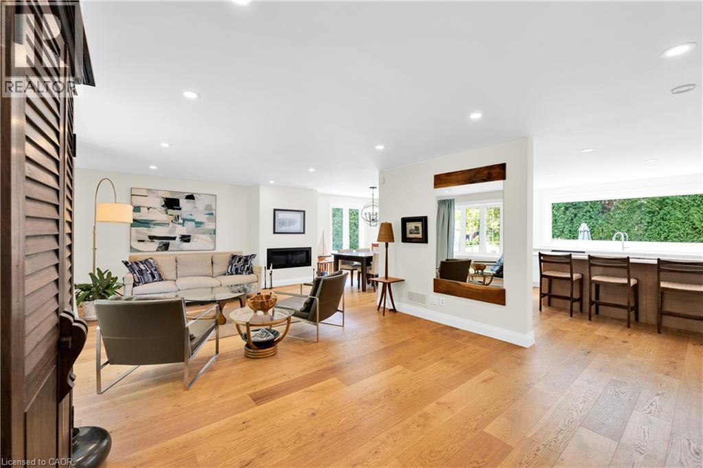 












912 BOOTHMAN Avenue

,
Burlington,




Ontario
L7T1P4

