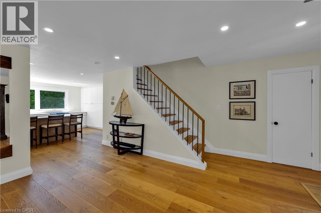 












912 BOOTHMAN Avenue

,
Burlington,




Ontario
L7T1P4

