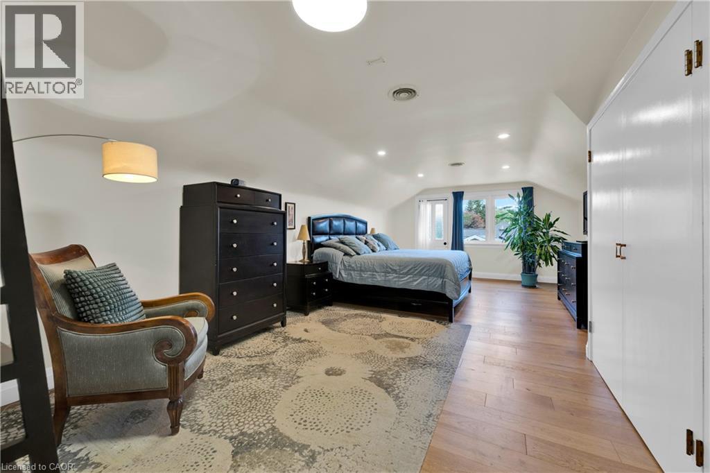 












912 BOOTHMAN Avenue

,
Burlington,




Ontario
L7T1P4

