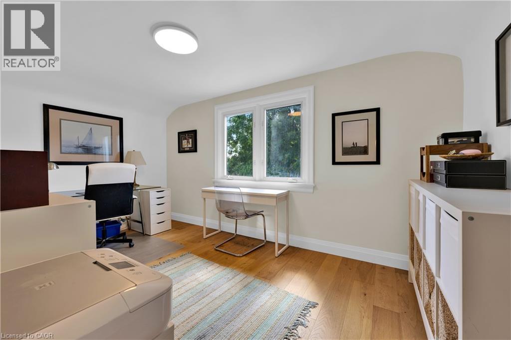 












912 BOOTHMAN Avenue

,
Burlington,




Ontario
L7T1P4

