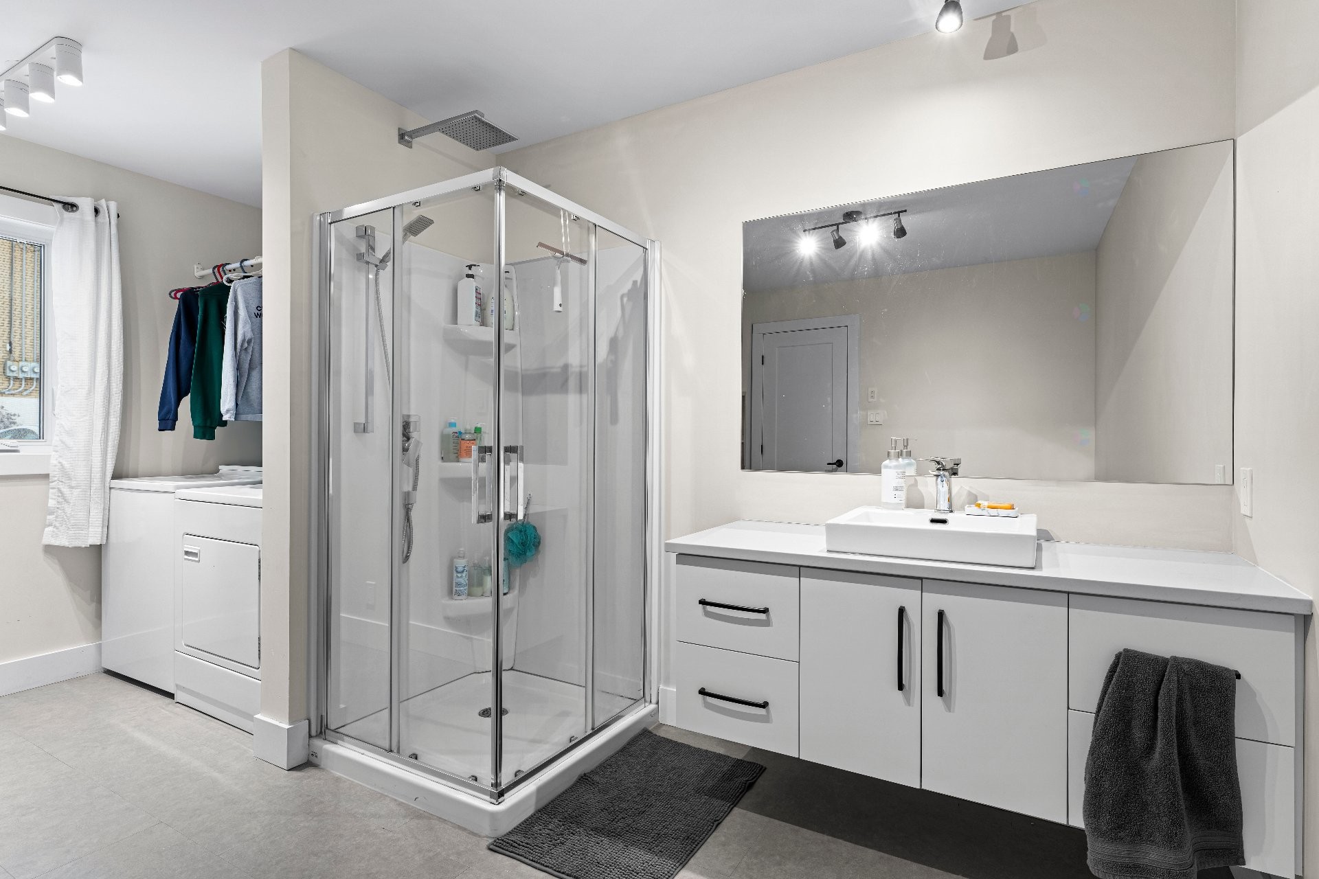 









711

 - 717


Rue de la Bruère

,
Sherbrooke (Fleurimont),




QC
J1E1K7

