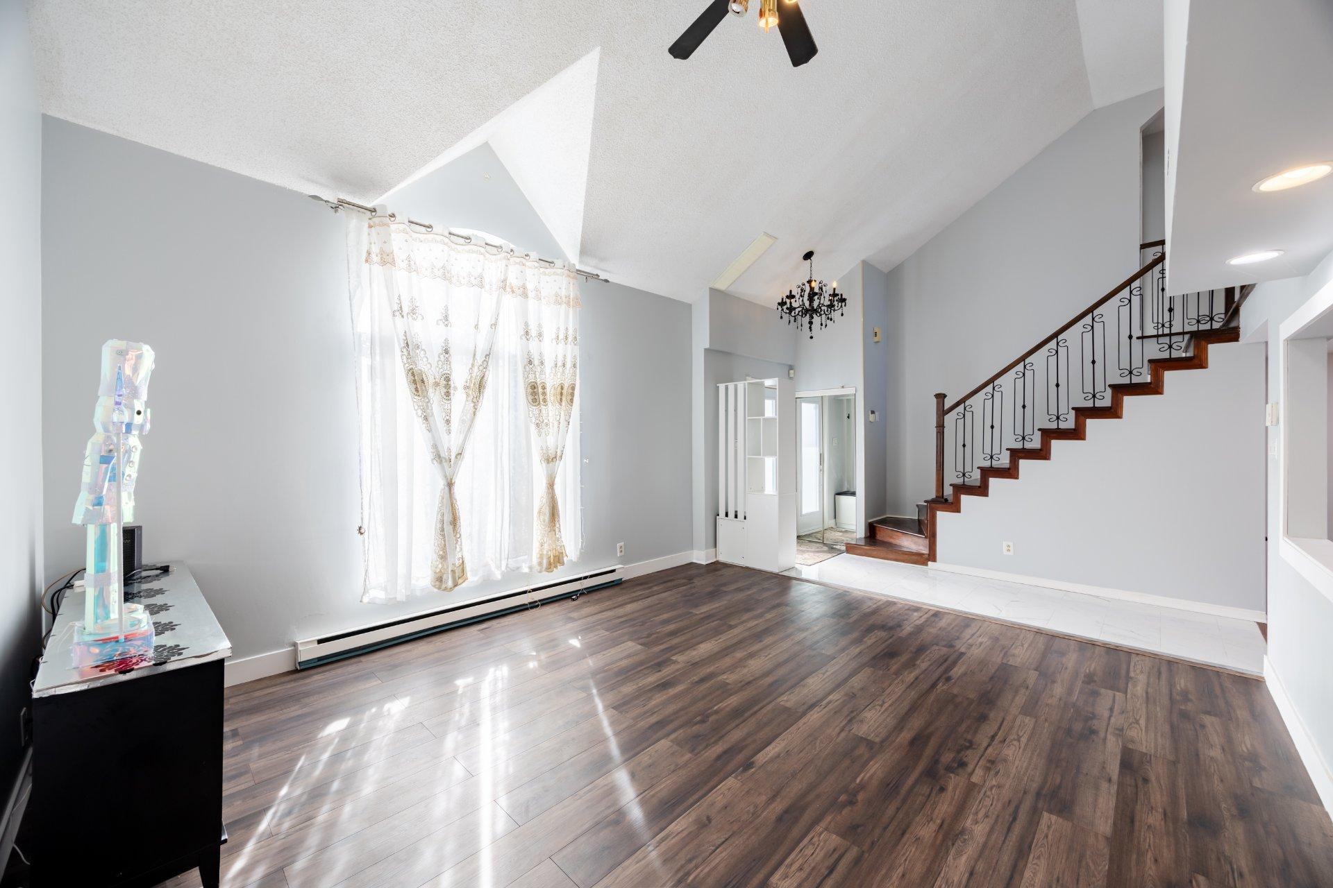 









1719


Rue Soucy

,
Longueuil (Saint-Hubert),




QC
J4T1A6

