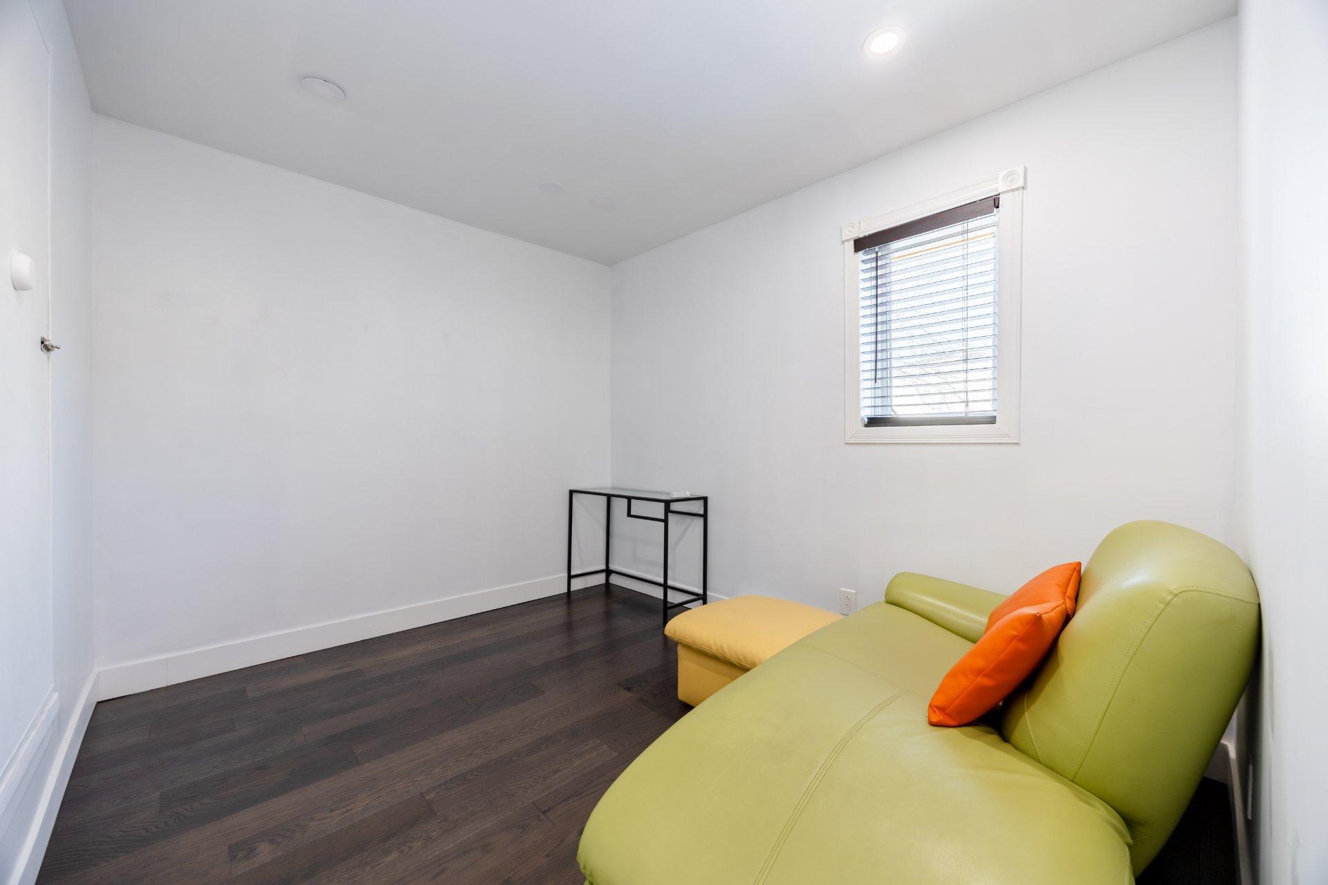 









1719


Rue Soucy

,
Longueuil (Saint-Hubert),




QC
J4T1A6

