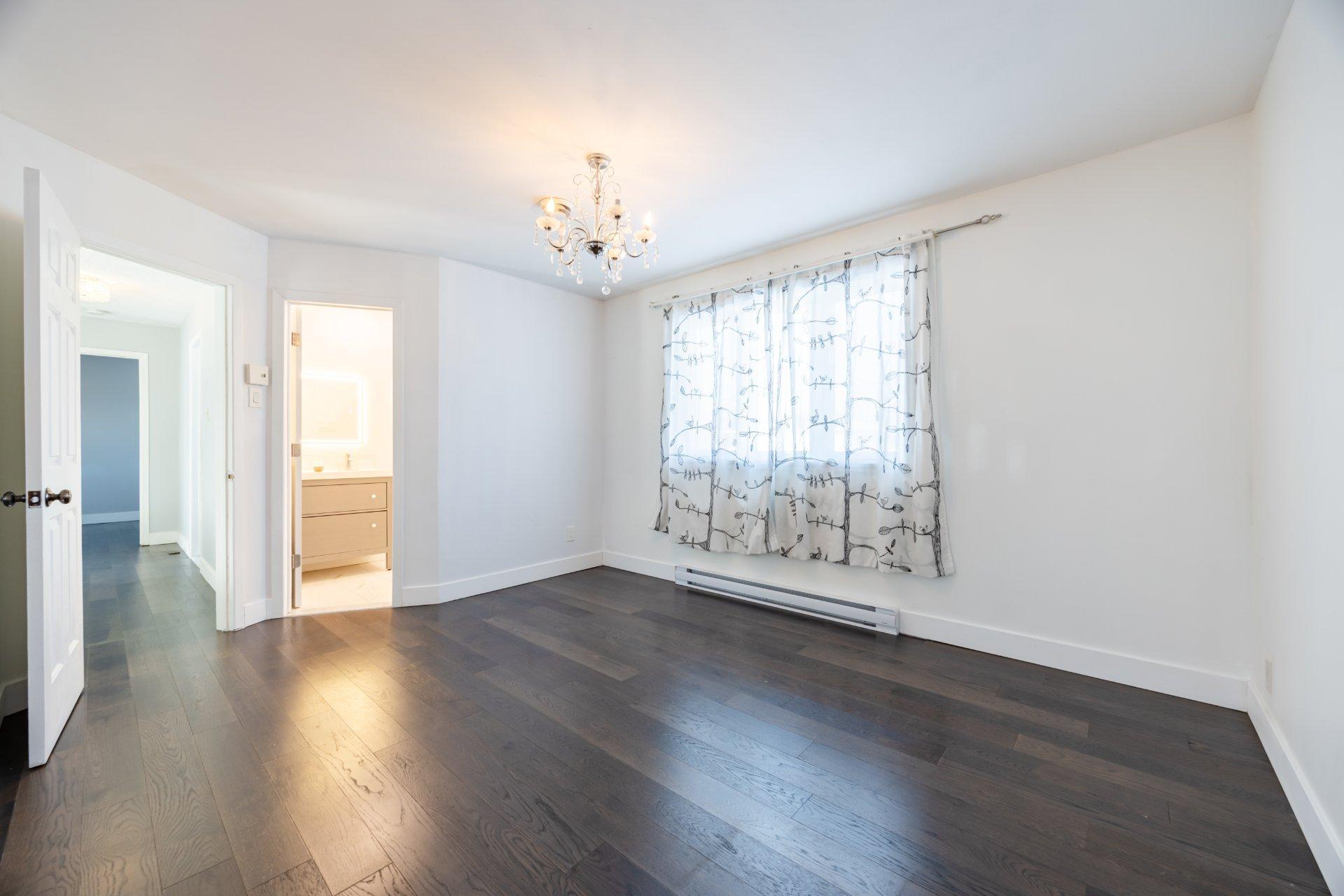 









1719


Rue Soucy

,
Longueuil (Saint-Hubert),




QC
J4T1A6

