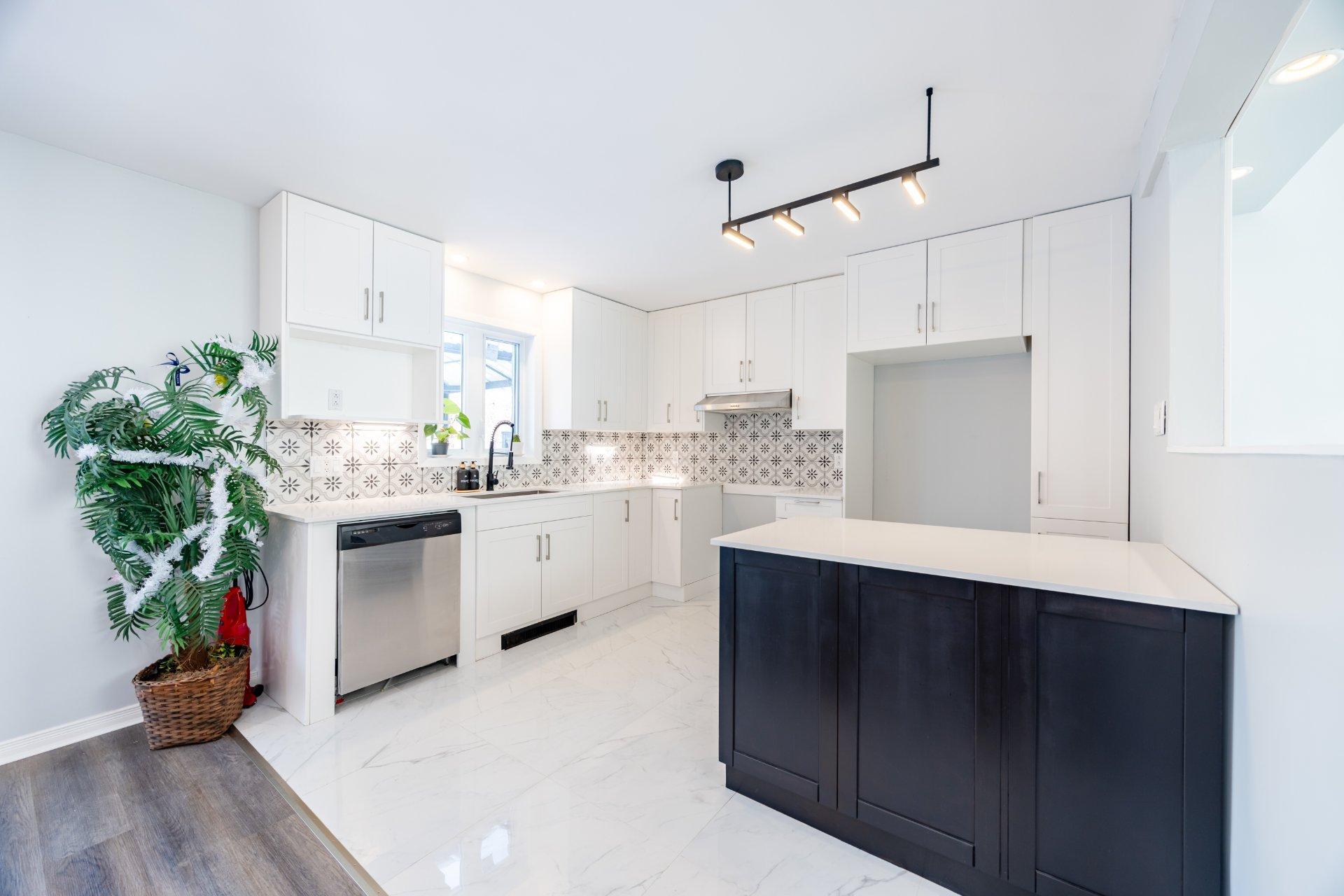 









1719


Rue Soucy

,
Longueuil (Saint-Hubert),




QC
J4T1A6

