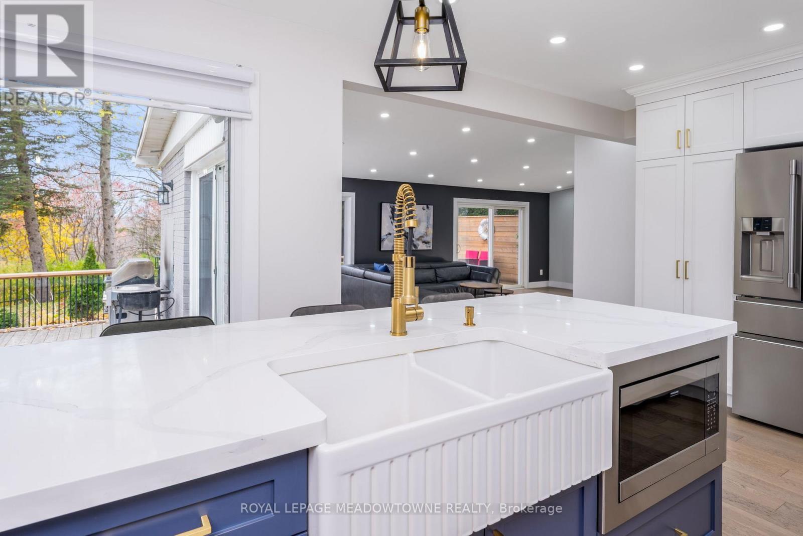 












4 CHIPPER COURT

,
Halton Hills,




Ontario
L7G1L3

