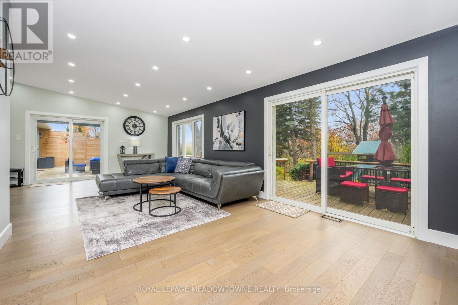 












4 CHIPPER COURT

,
Halton Hills,




Ontario
L7G1L3

