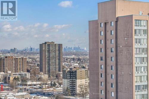 Clear views of Toronto Skyline