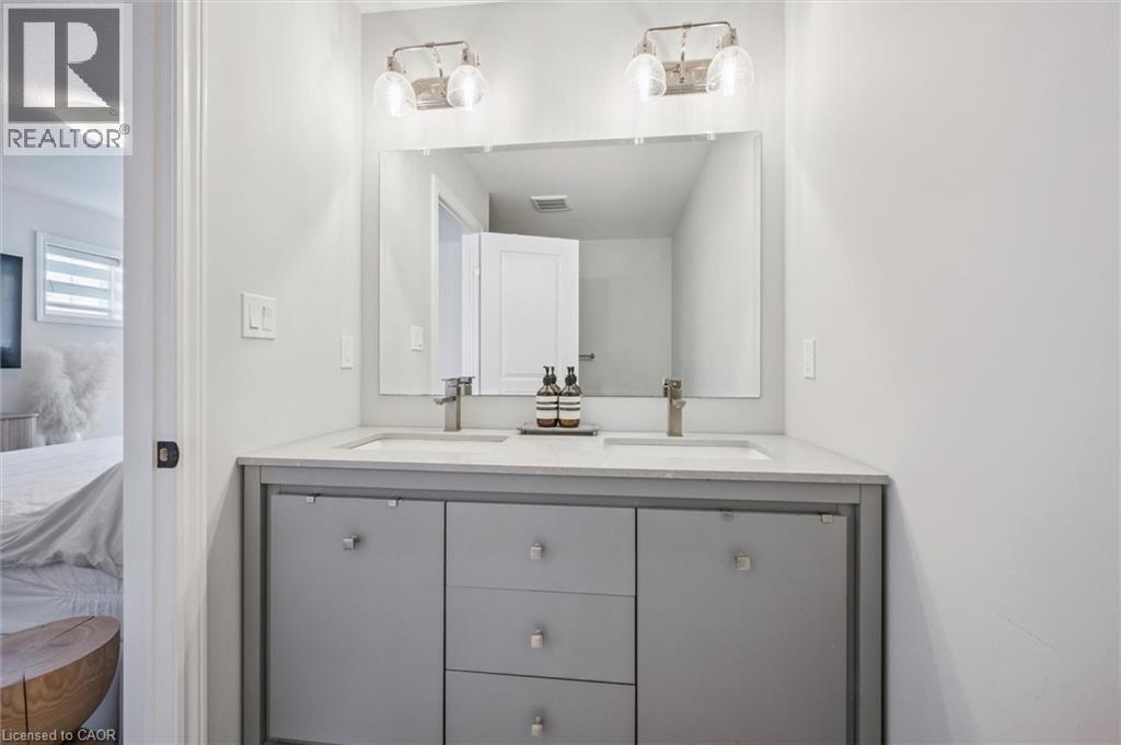 












523 HOLLYBROOK Crescent

,
Kitchener,




Ontario
N2R0P1

