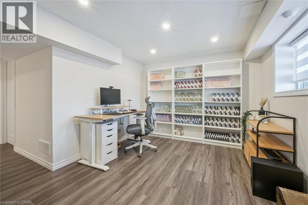 












523 HOLLYBROOK Crescent

,
Kitchener,




Ontario
N2R0P1

