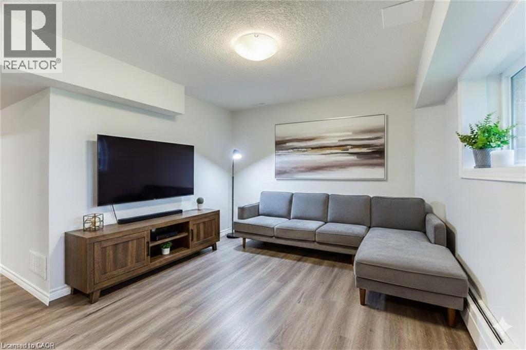 












523 HOLLYBROOK Crescent

,
Kitchener,




Ontario
N2R0P1

