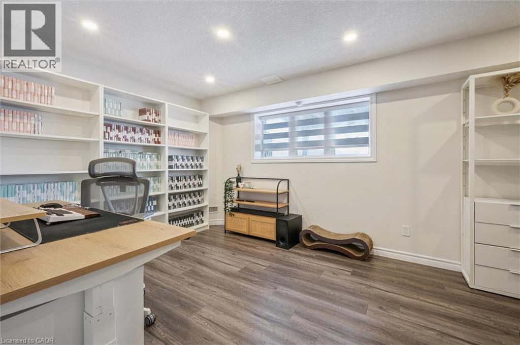 












523 HOLLYBROOK Crescent

,
Kitchener,




Ontario
N2R0P1

