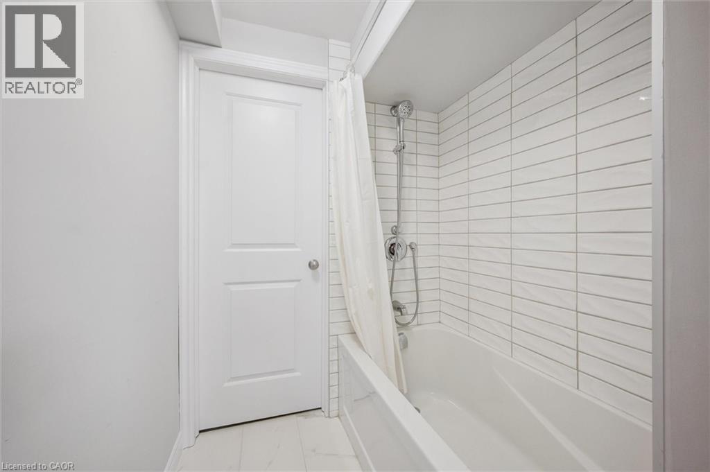 












523 HOLLYBROOK Crescent

,
Kitchener,




Ontario
N2R0P1

