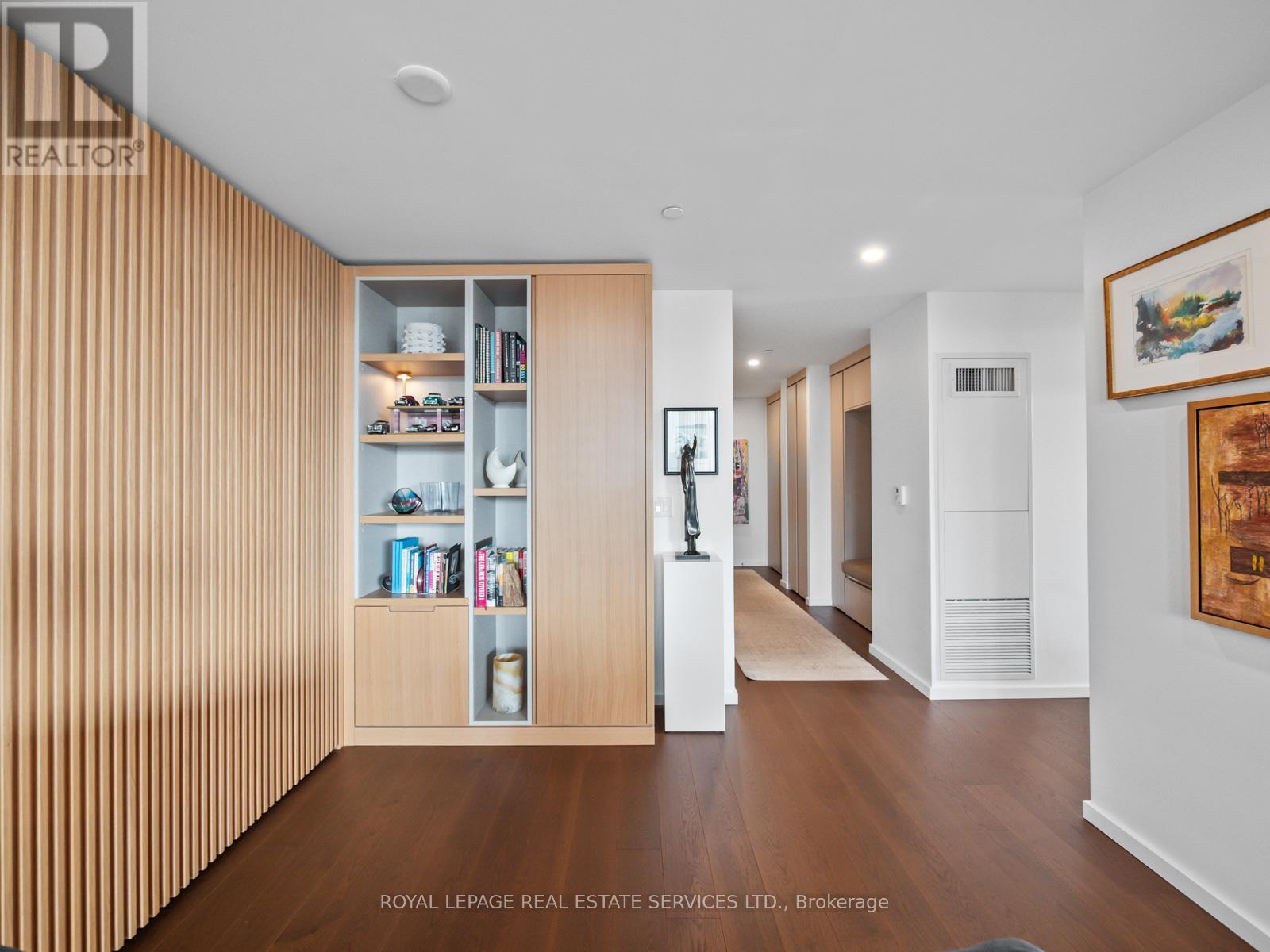 












904 - 21 LAWREN HARRIS SQUARE

,
Toronto,




Ontario
M5A0T4

