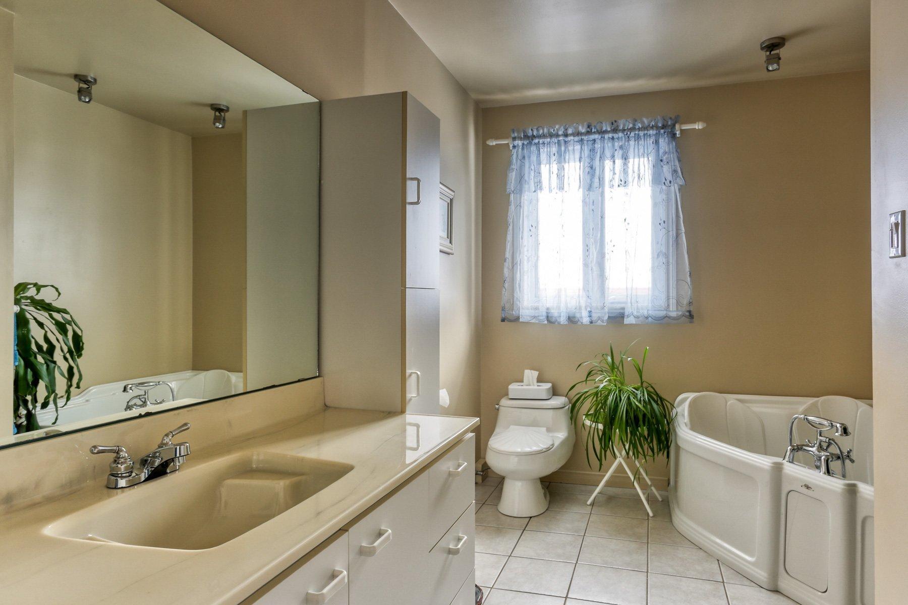 









2492


Av. Glenada

,
Shawinigan,




QC
G9N6L1

