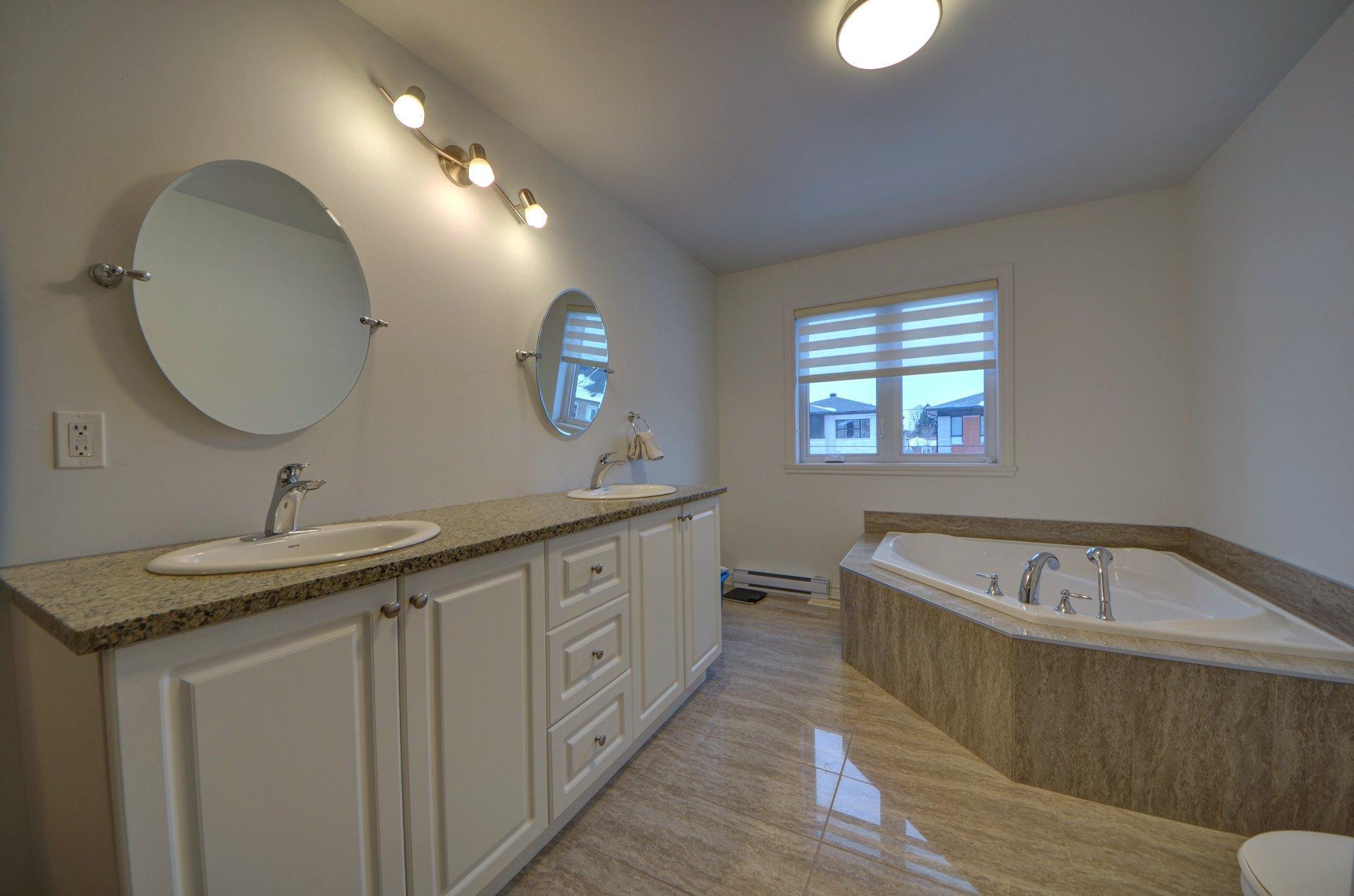 









5527


Rue Aline

,
Brossard,




QC
J4Z1P9

