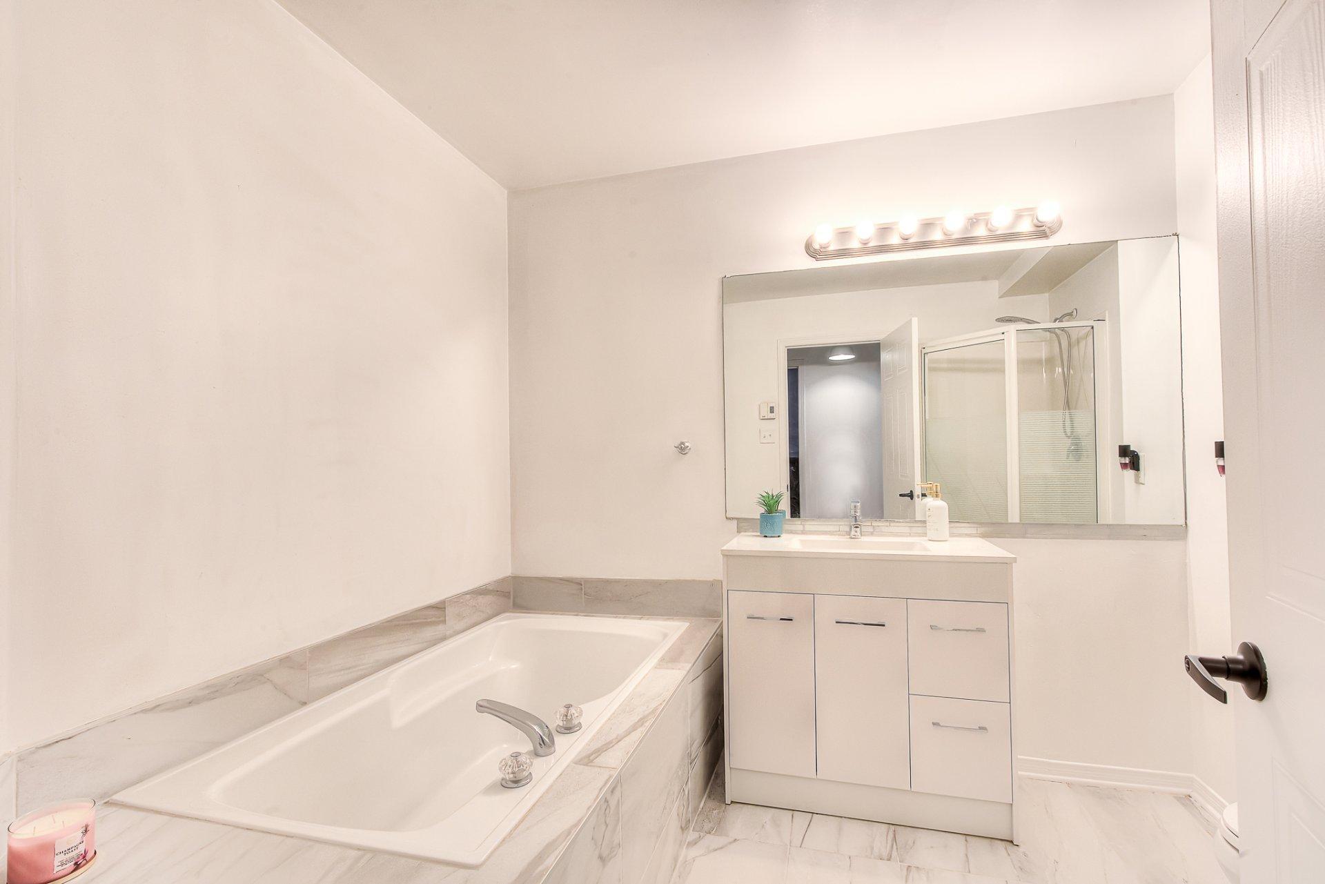 









70


Av. Brown

,
Vaudreuil-Dorion,




QC
J7V9S1

