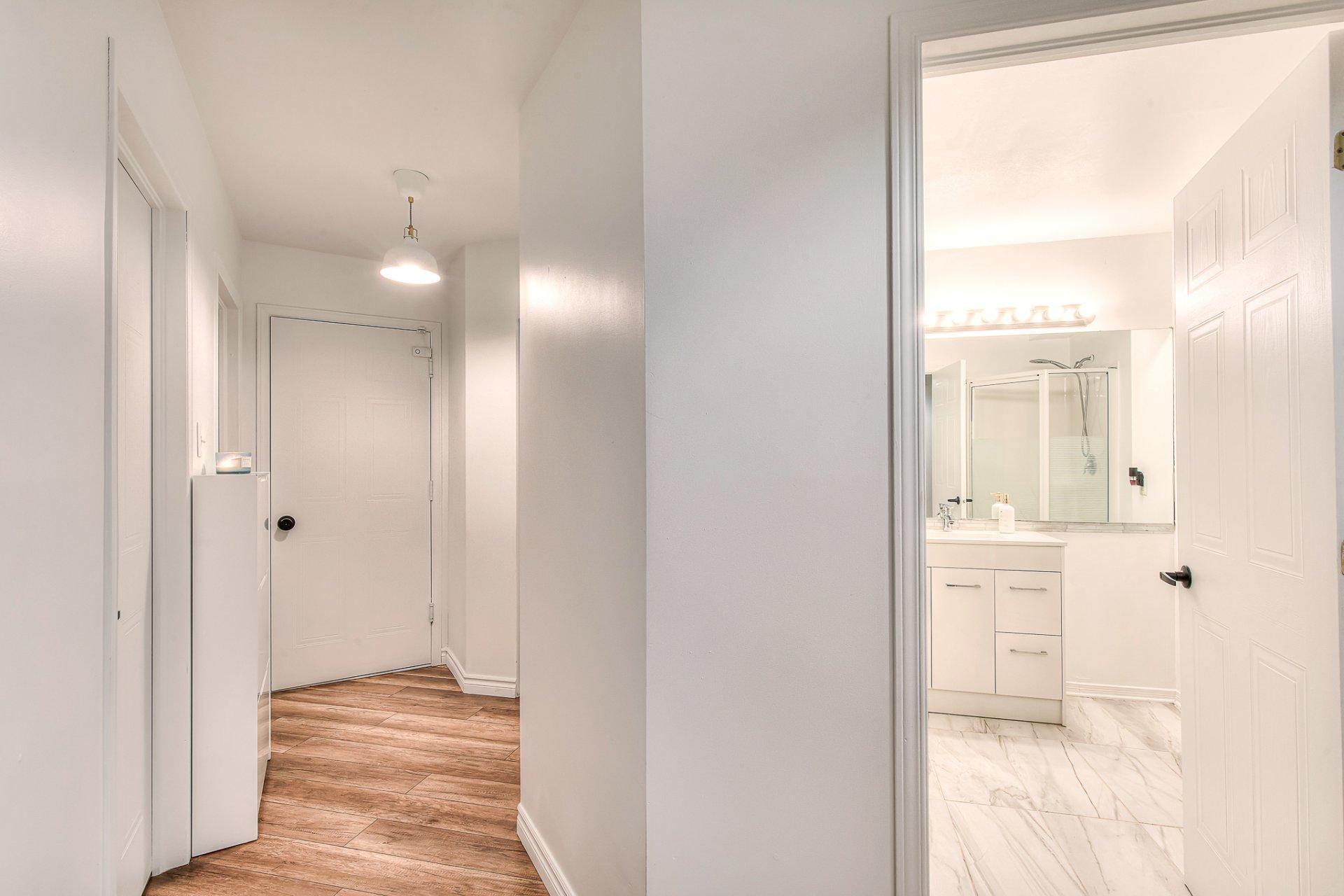 









70


Av. Brown

,
Vaudreuil-Dorion,




QC
J7V9S1

