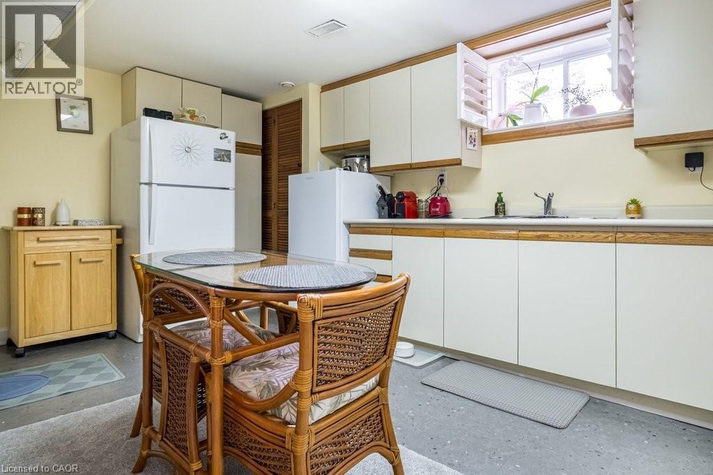 












41 ANN Street

,
Dundas,




Ontario
L9H2N4

