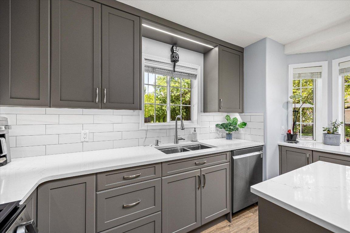 









527


Yates

Road, 25,
Kelowna,




BC
V1V 1Z5

