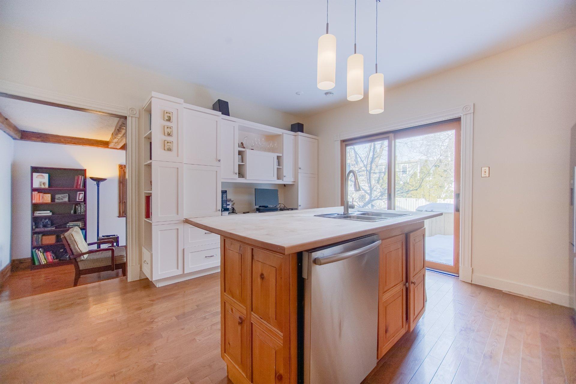 









330


Av. Edison

,
Saint-Lambert,




QC
J4R2P9

