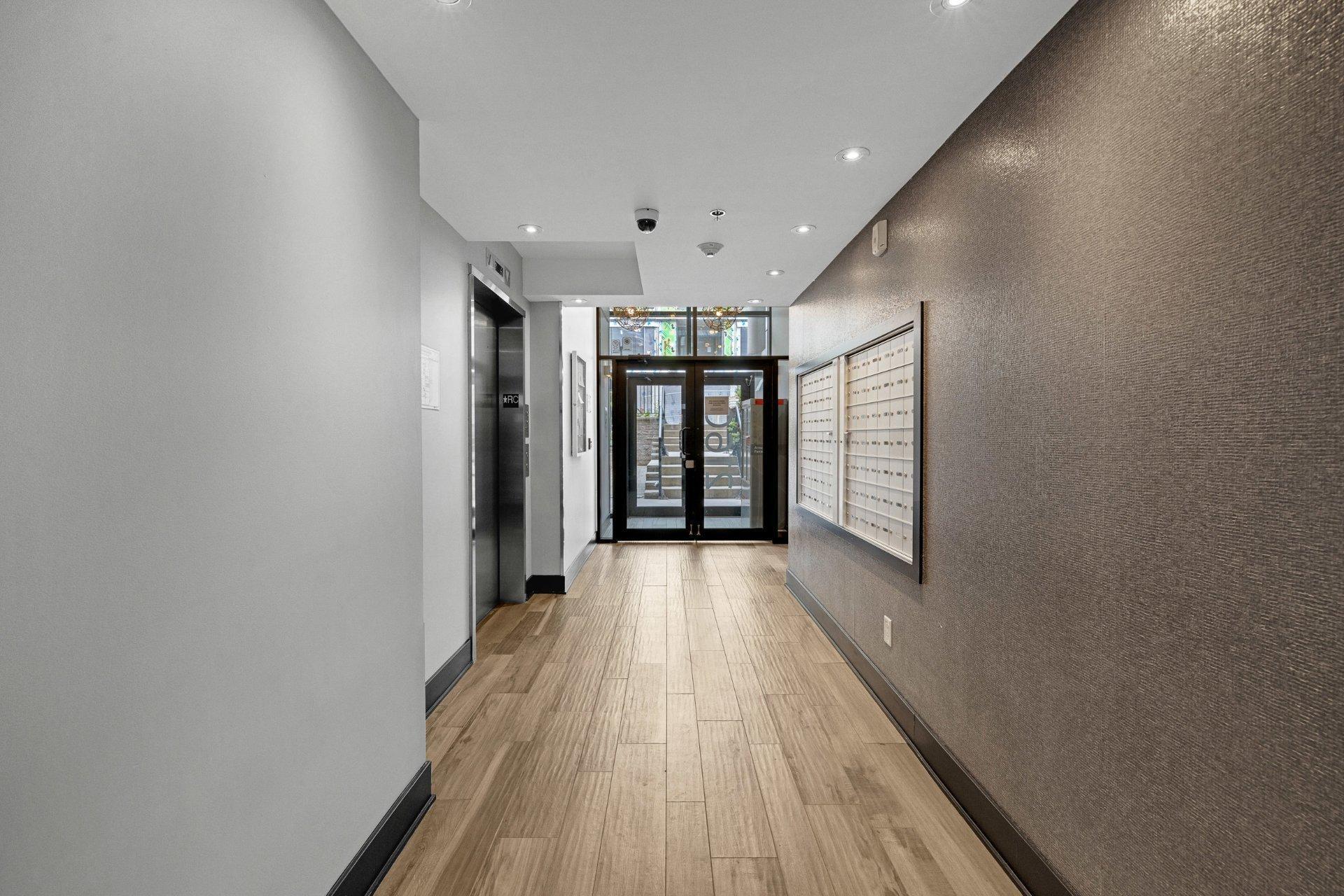 









2160


Rue Laforce

, 114,
Montréal (Ville-Marie),




QC
H2K0B3

