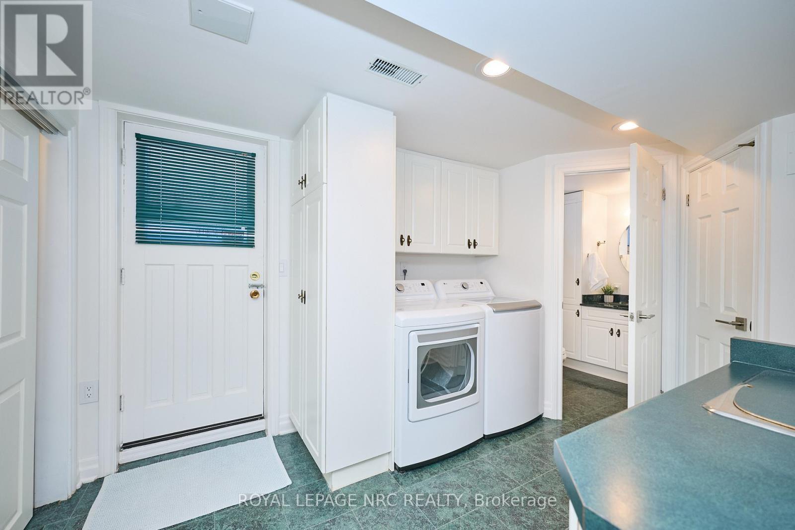 












8143 SARAH STREET

,
Niagara Falls (Chippawa),




Ontario
L2G6T9

