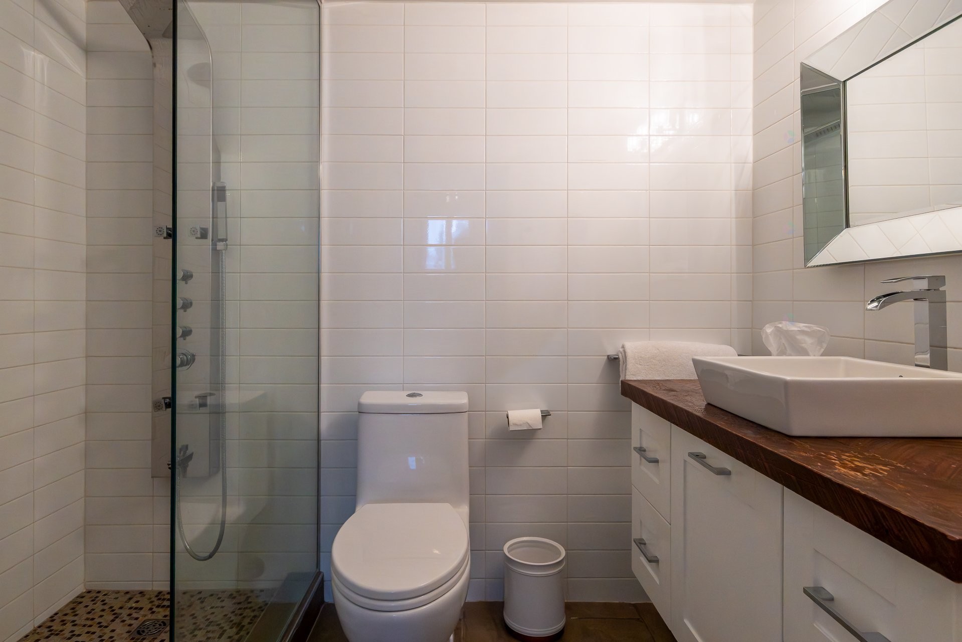 









512


Ch. de Bondville

, 1,
Lac-Brome,




QC
J0E1R0

