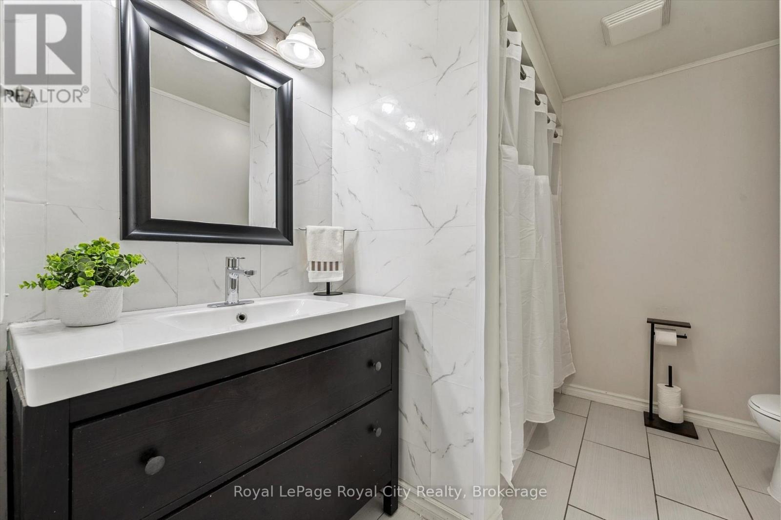 












30 - 121 BAGOT STREET

,
Guelph (Junction/Onward Willow),




Ontario
N1H5T8

