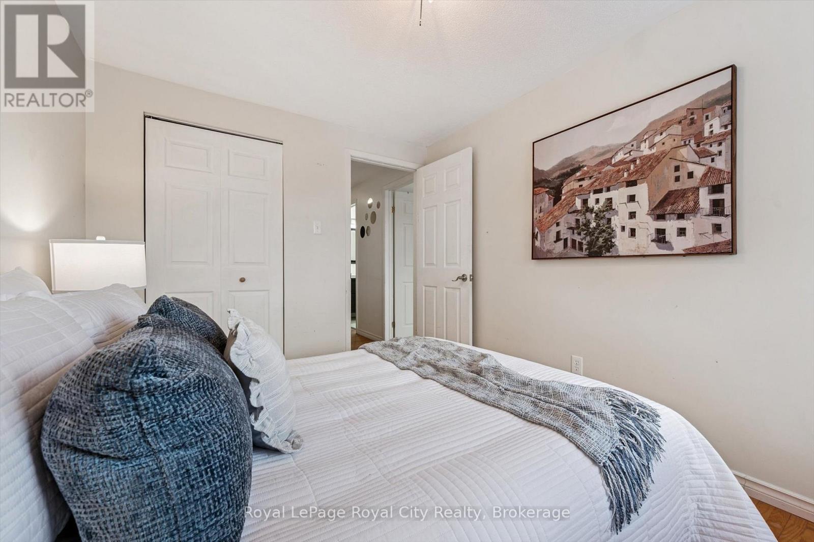 












30 - 121 BAGOT STREET

,
Guelph (Junction/Onward Willow),




Ontario
N1H5T8

